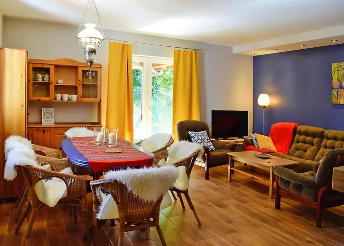 With A Large Private Garden Nyaraló